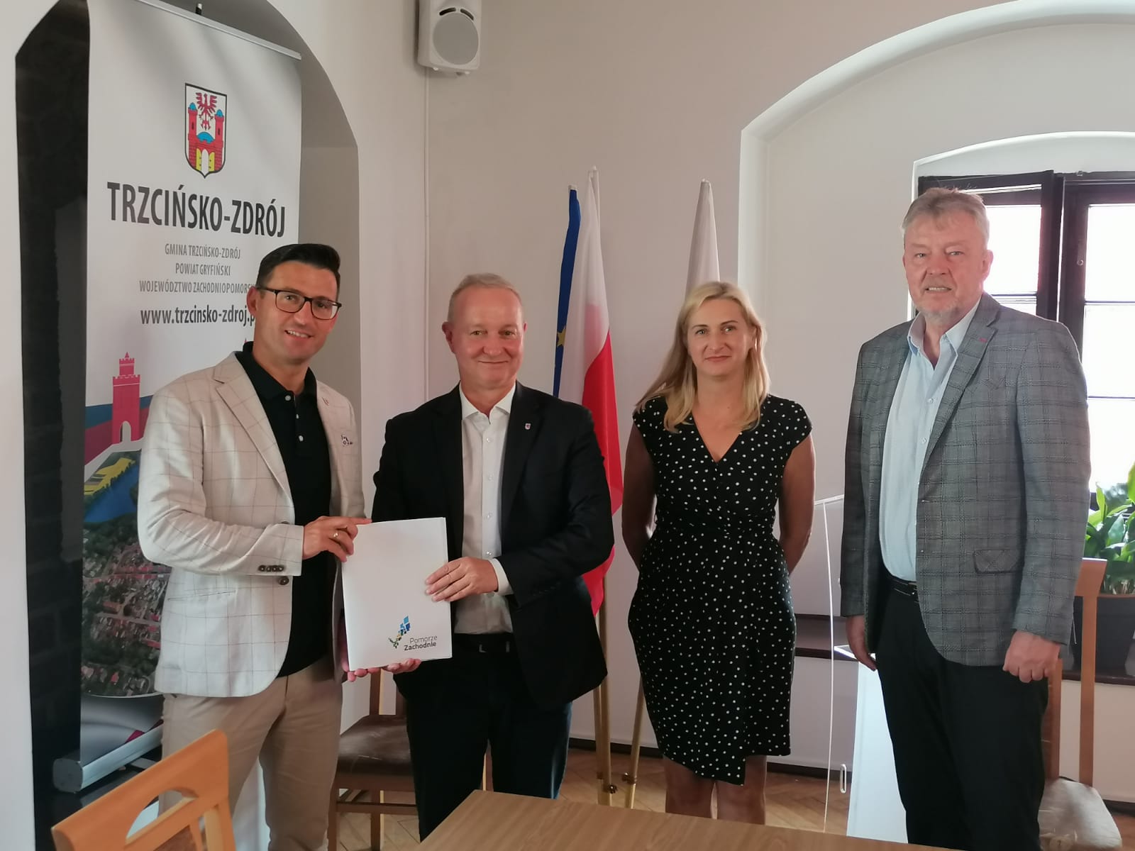 Od lewej burmistrz Dębna, wicemarszałek województwa, skarbnik gminy Dębno, członek zarządu