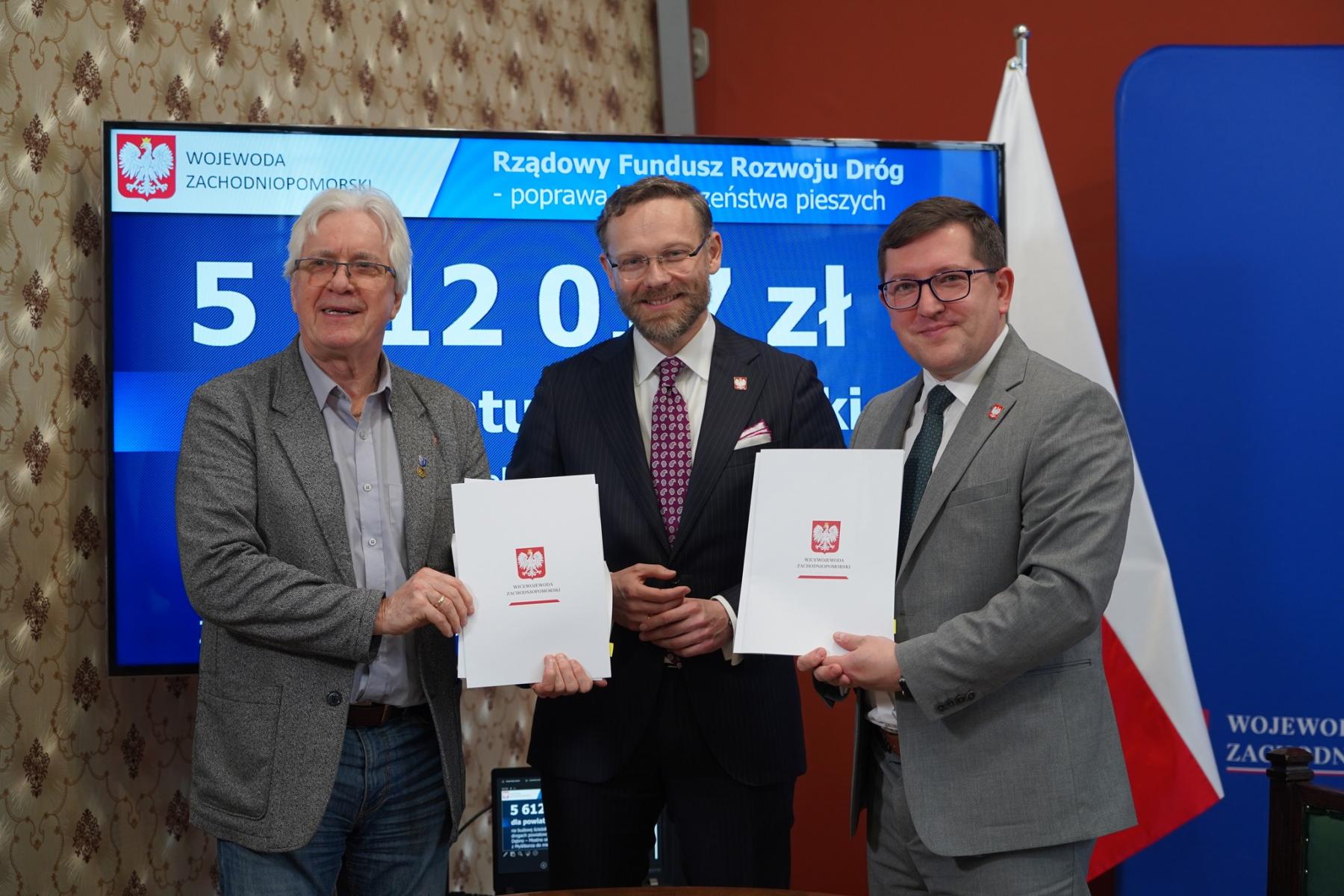 Od lewej stoją: starosta myśliborski, poseł Bogucki, wicewojewoda zachodniopomorki 