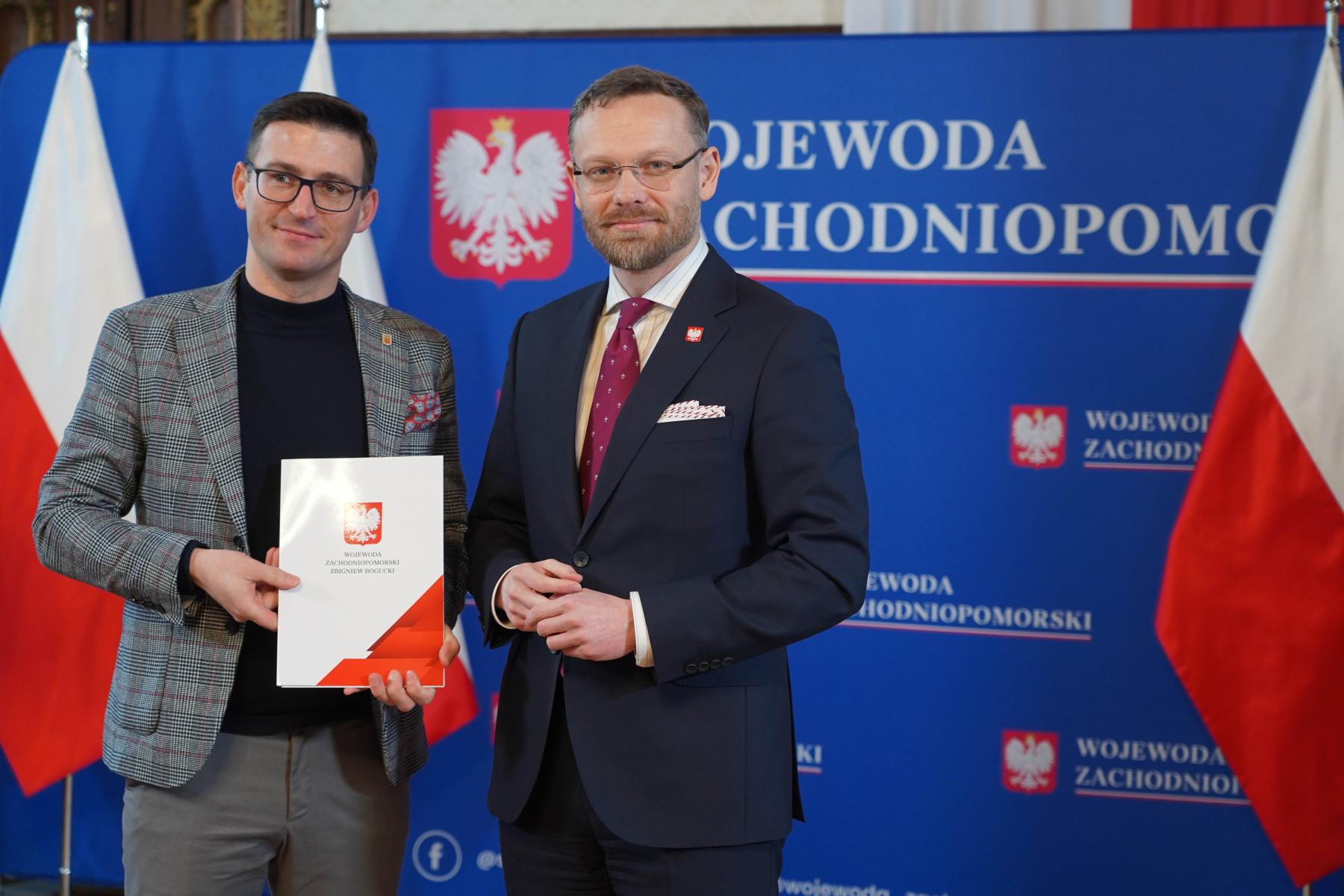 Od lewej stoją: burmistrz Dębna, wojewoda zachodniopomorski