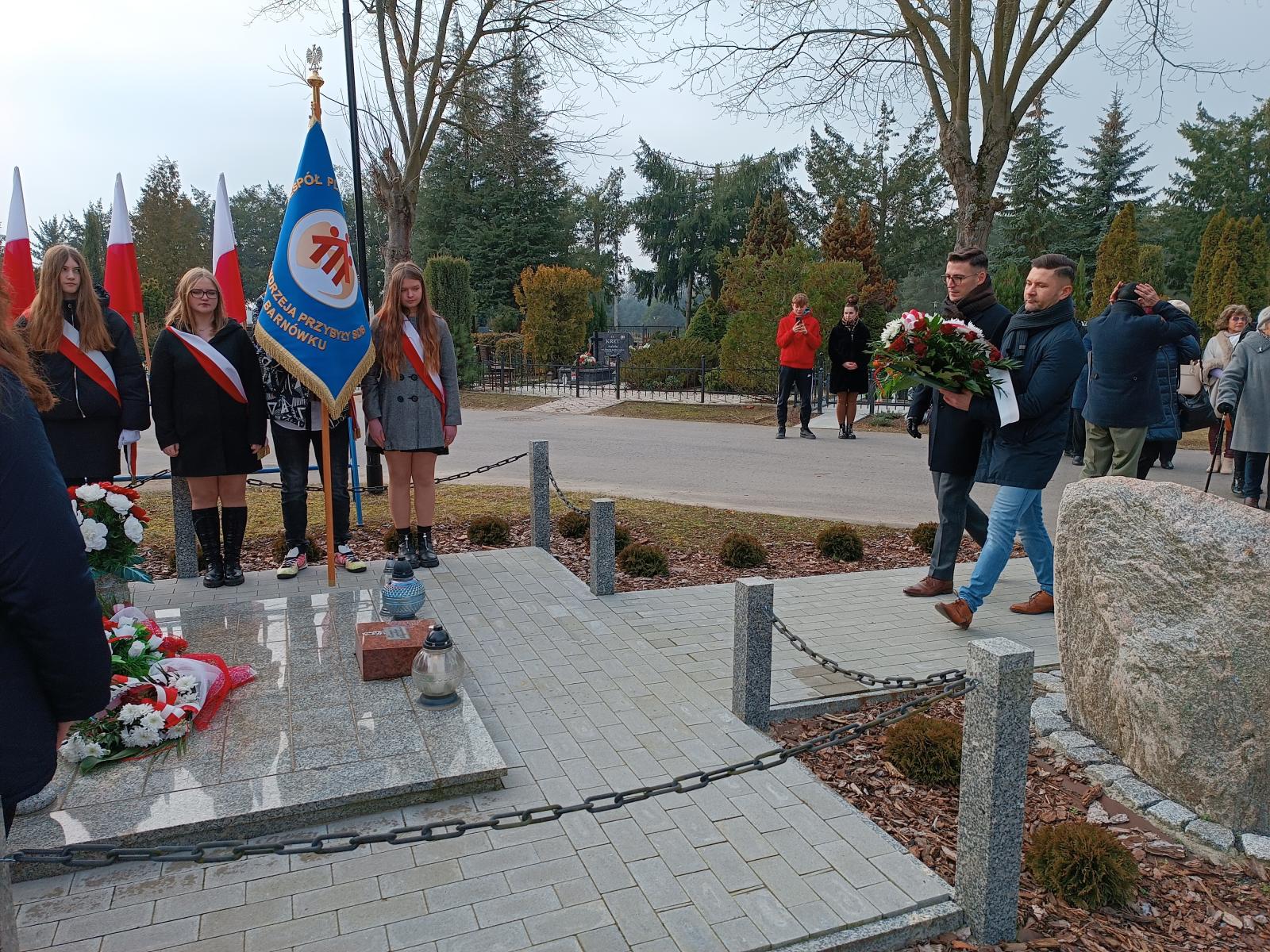 Delegacja władz samorządowych składa kwiaty 