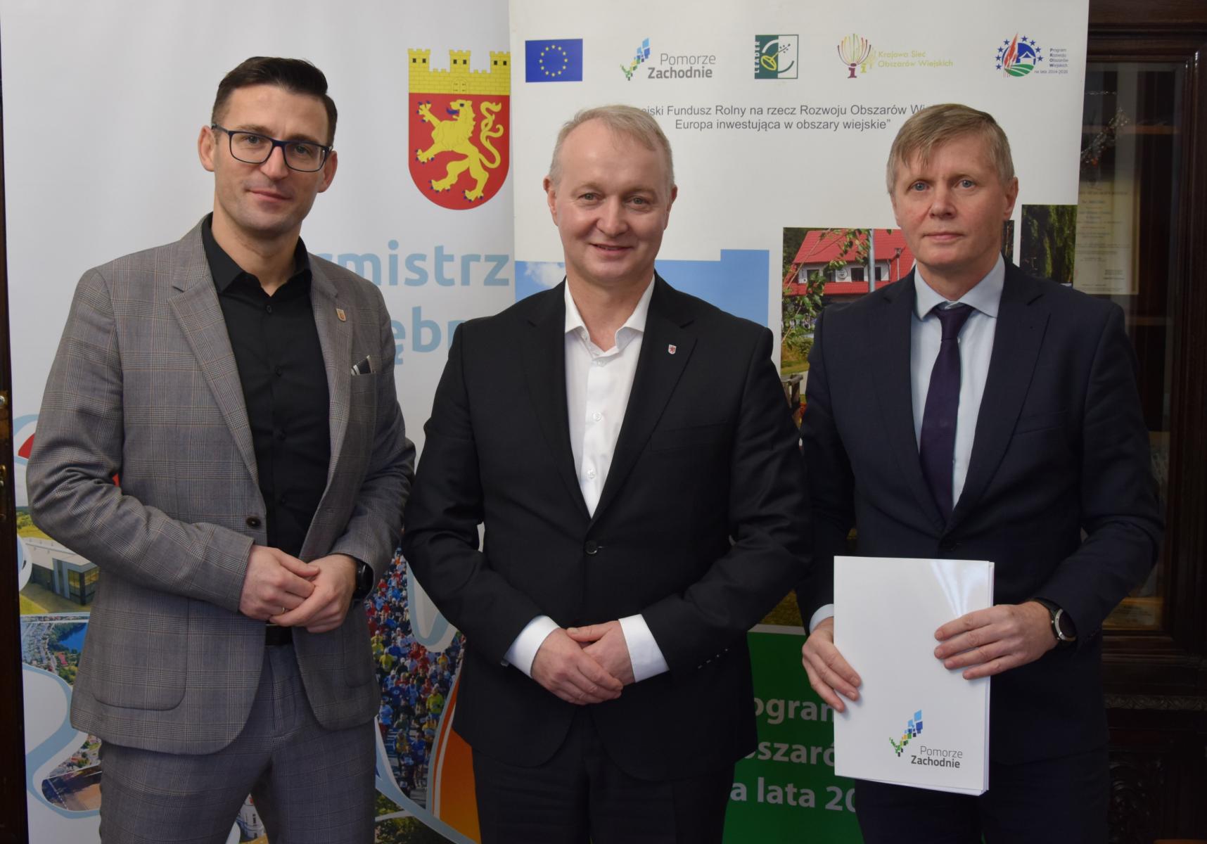Od lewej stoją: burmistrz, wicemarszałek, prezes
