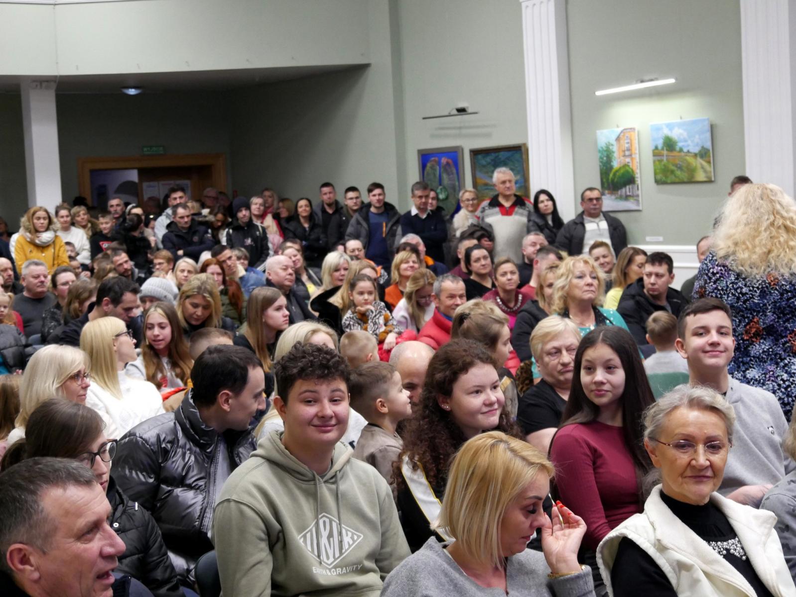 Zgromadzona publiczność w sali 