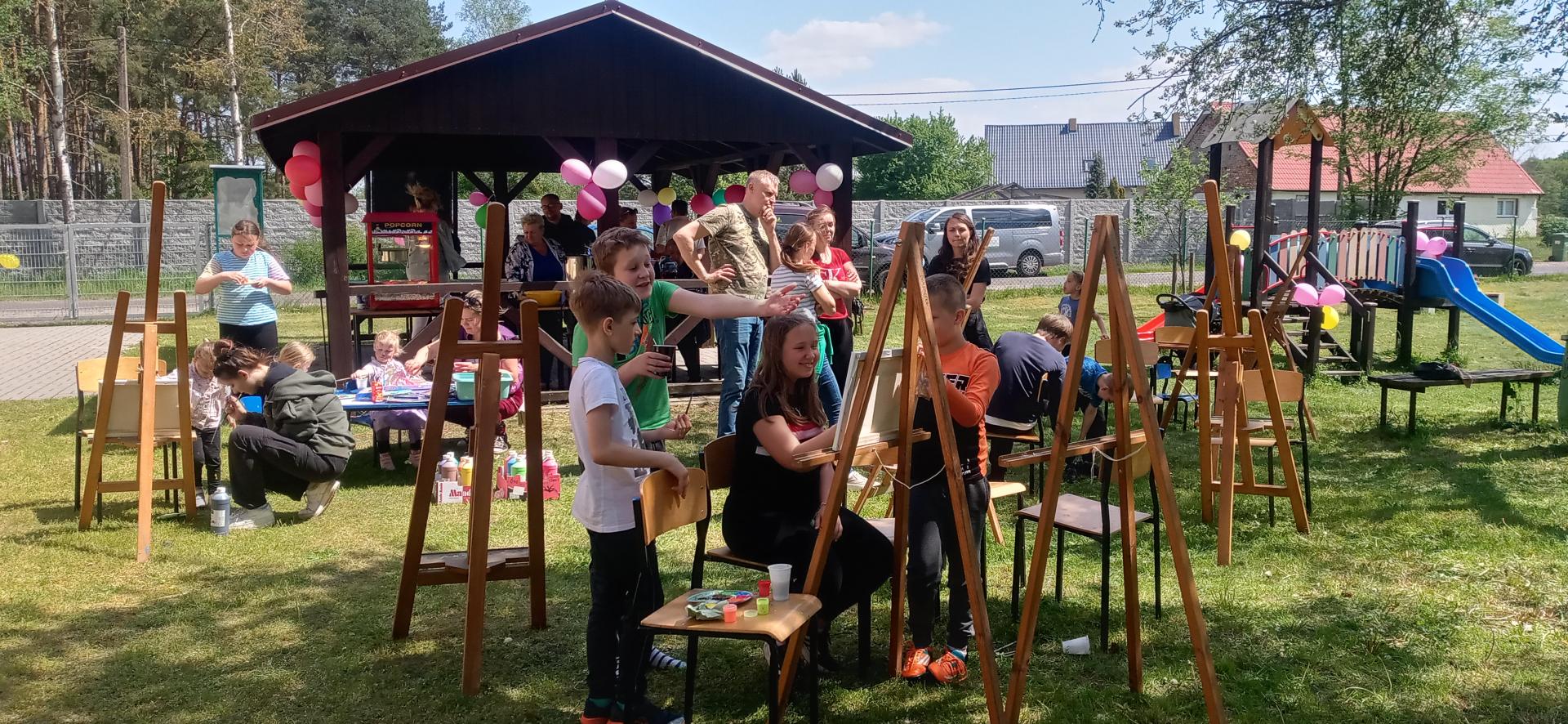Dzieci malują obrazy 