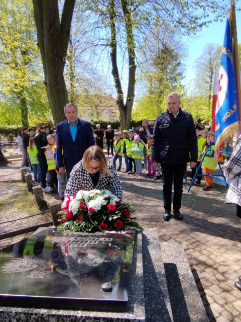 Władze samorządowe składają wieniec na grobie
