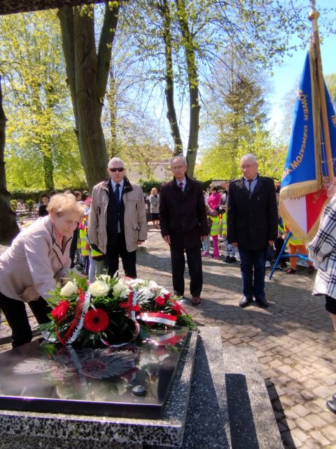 Delegacja kombatantów skąłda wiązankę 