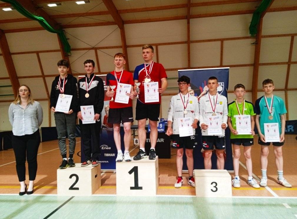 Jakub Zornig na podium, zajął 3 miejsce w deblu
