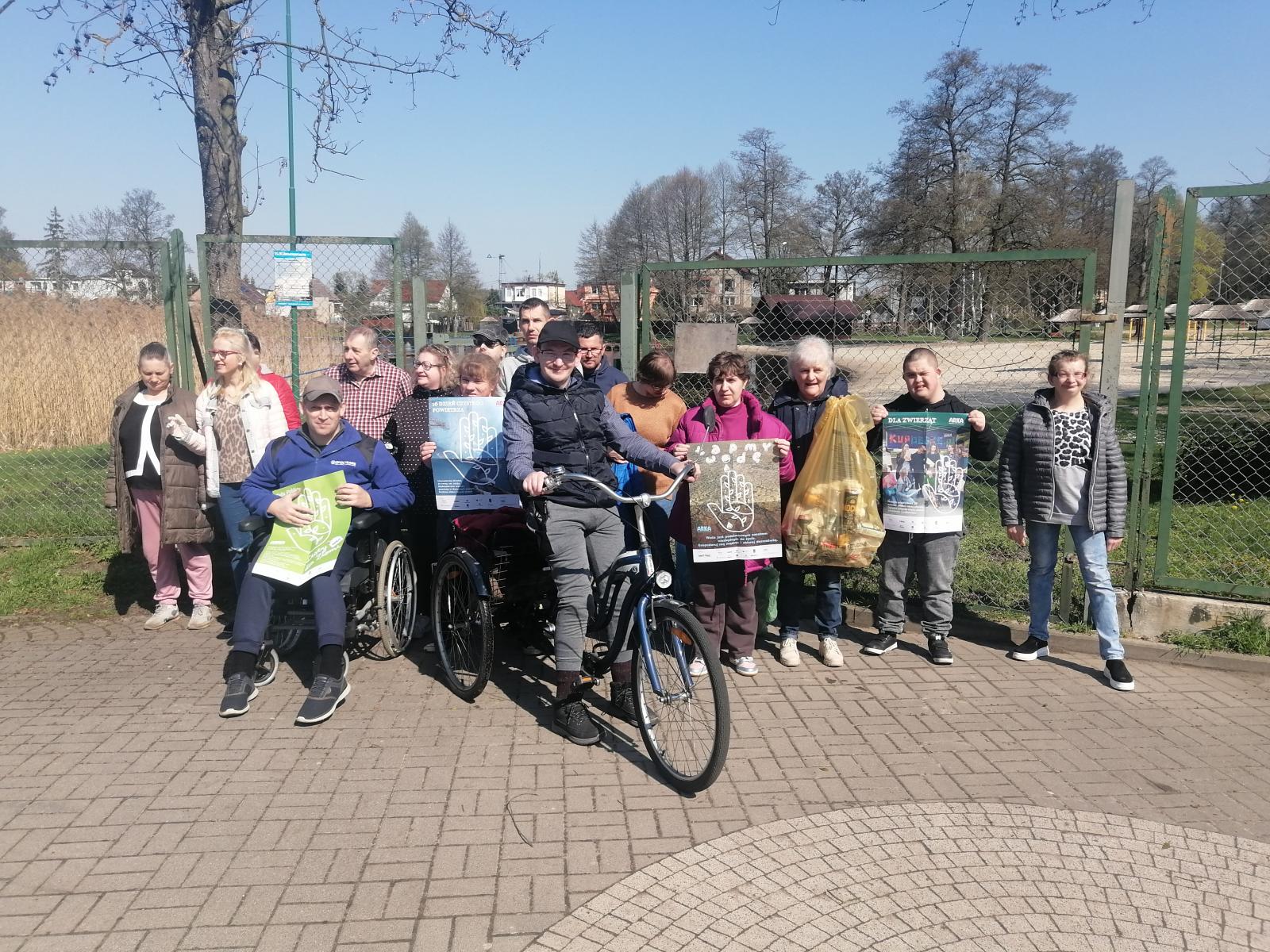 Podopieczni Warsztatu Terapii Zajęciowej z workami i plakatami