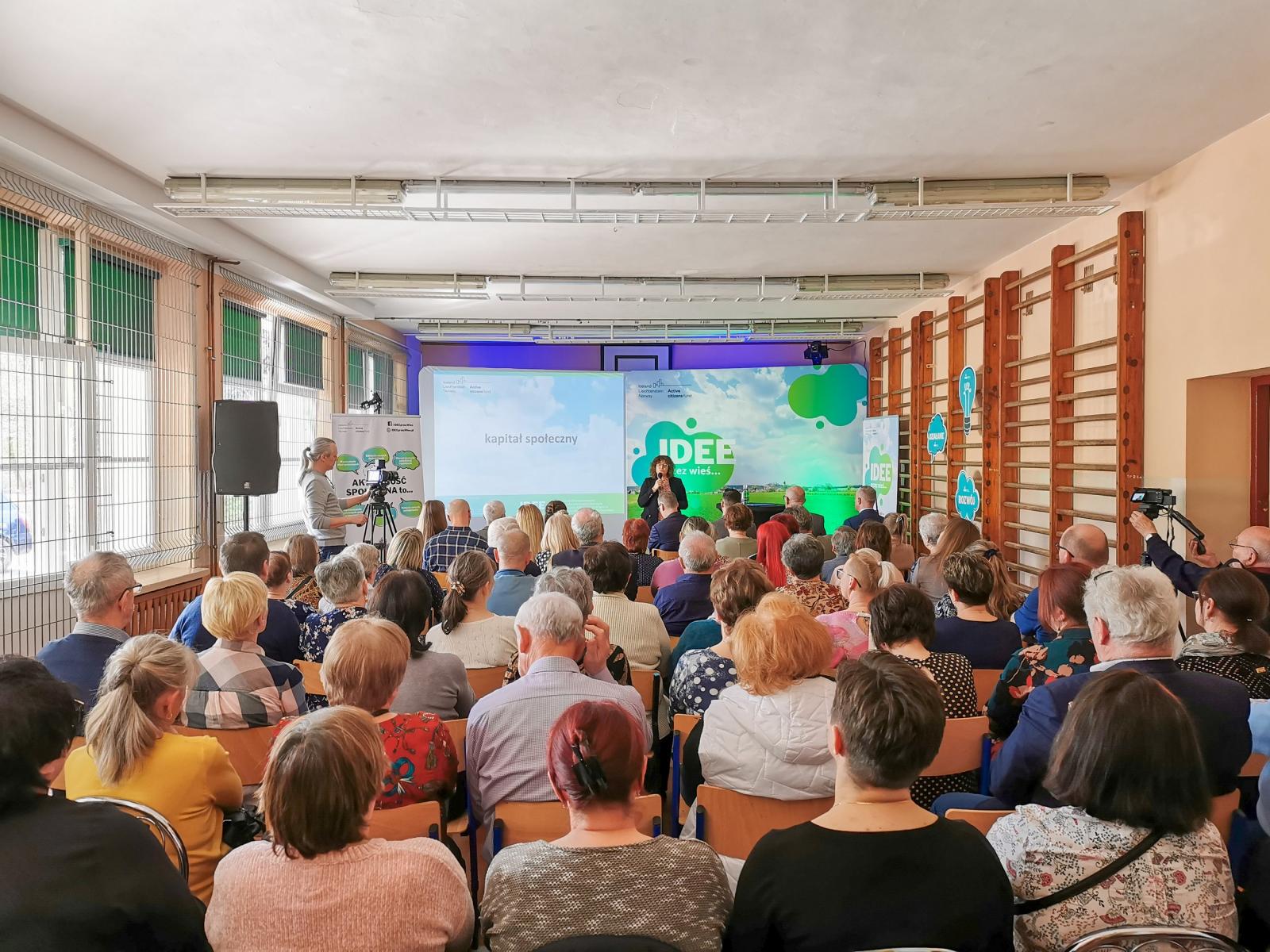 Uczestnicy konferencji siedzą na sali 