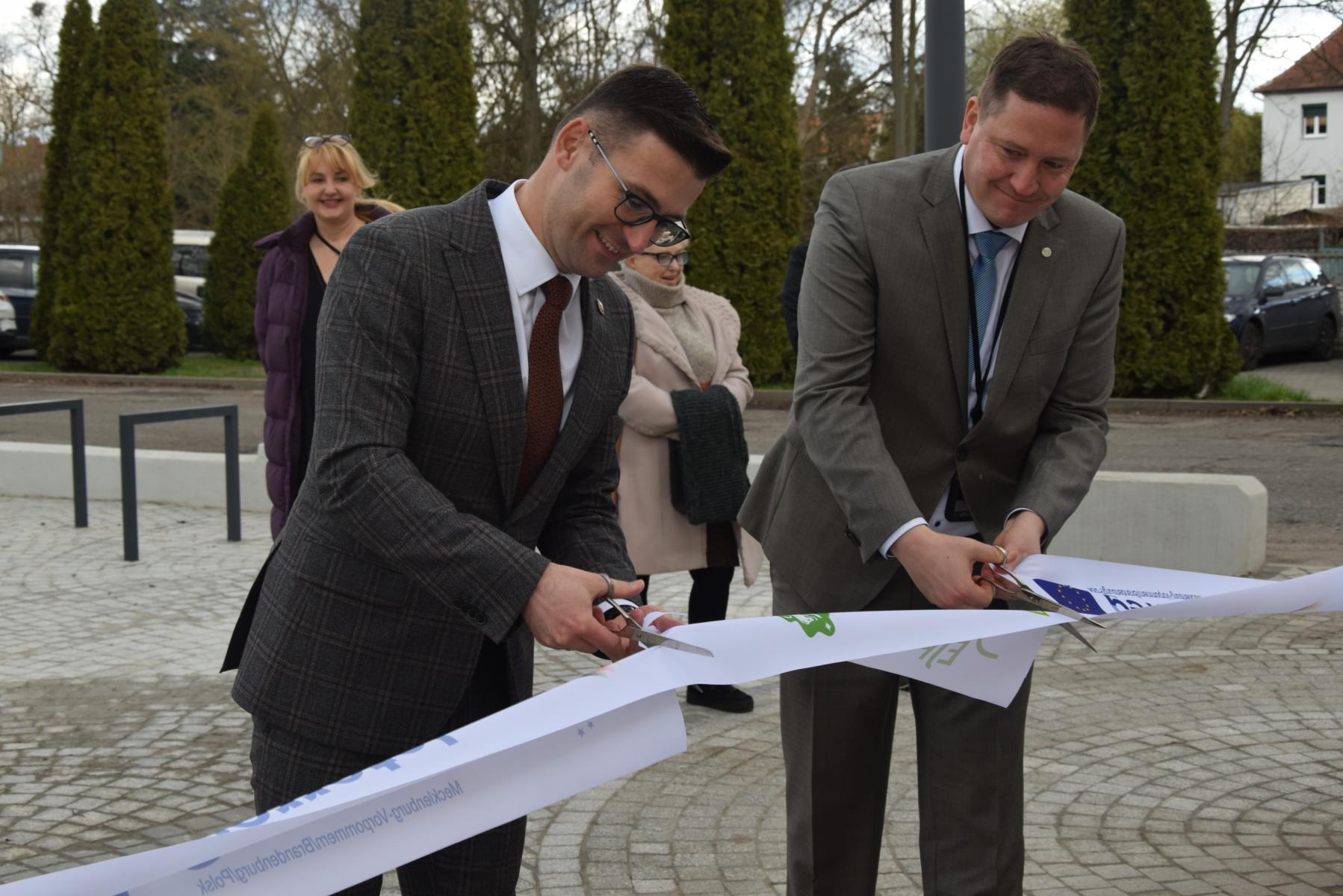 Przecięcie wstęgi dokonali dokonali pan Burmistrz Dębna Grzegorz Kulbicki i Członek Rady zarządzającej EJF Martin Isermeyer.