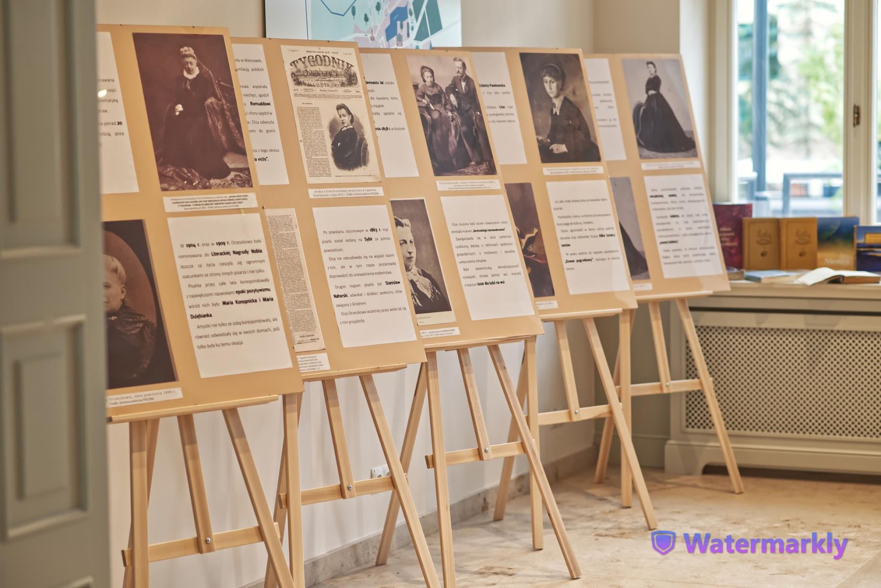 Rząd antyram na sztalugach, w pomieszczeniu, wystawa poświecona Elizie Orzeszkowej 
