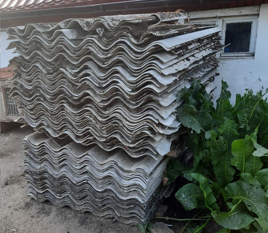Zalegające płyty faliste na terenie nieruchomości