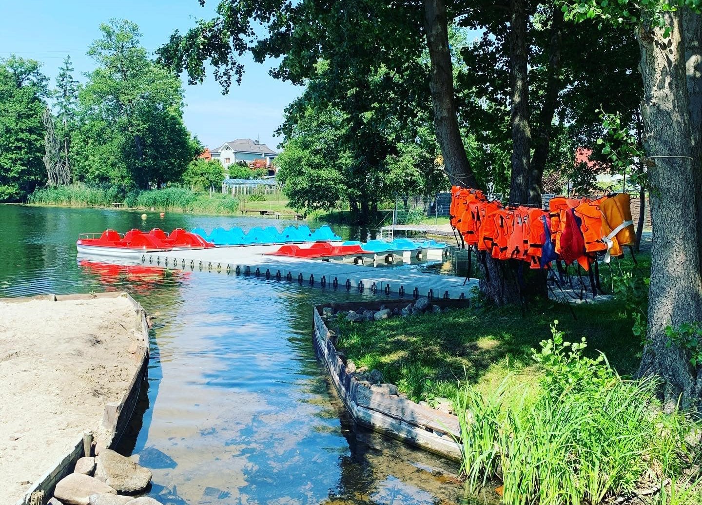 Plaża miejska w Dębnie. rowery wodne, pomost