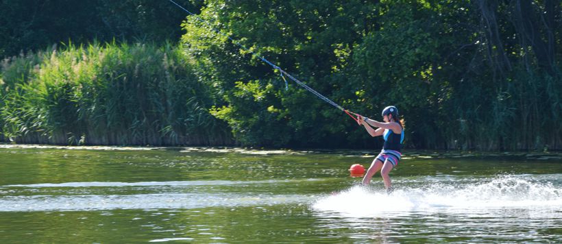W sezonie letnim działa wyciąg do wakeboardingu