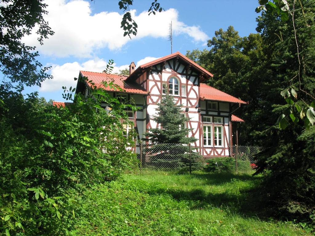 Leśniczówka nad jeziorem Duszatyń