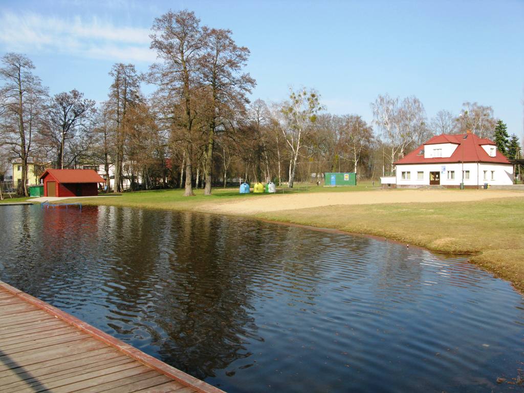 Widok na plażę miejską i siedzibę Ośrodka Sportu i Rekreacji