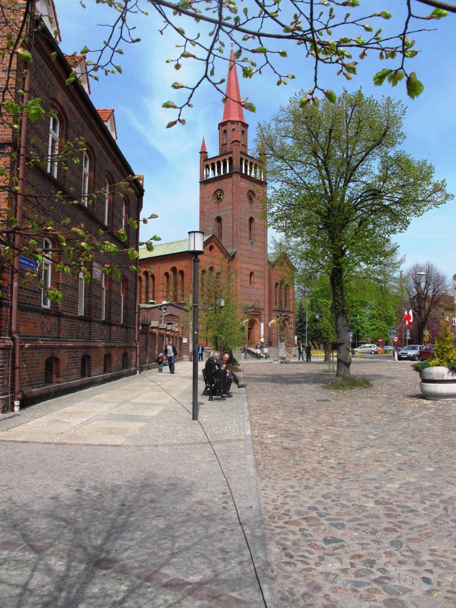 Kosciół, niebo, drzewa