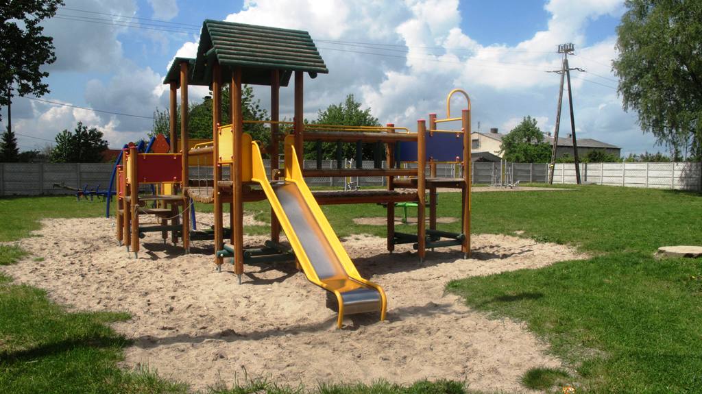 Powiększ zdjęcie. Plac zabaw w Smolnicy