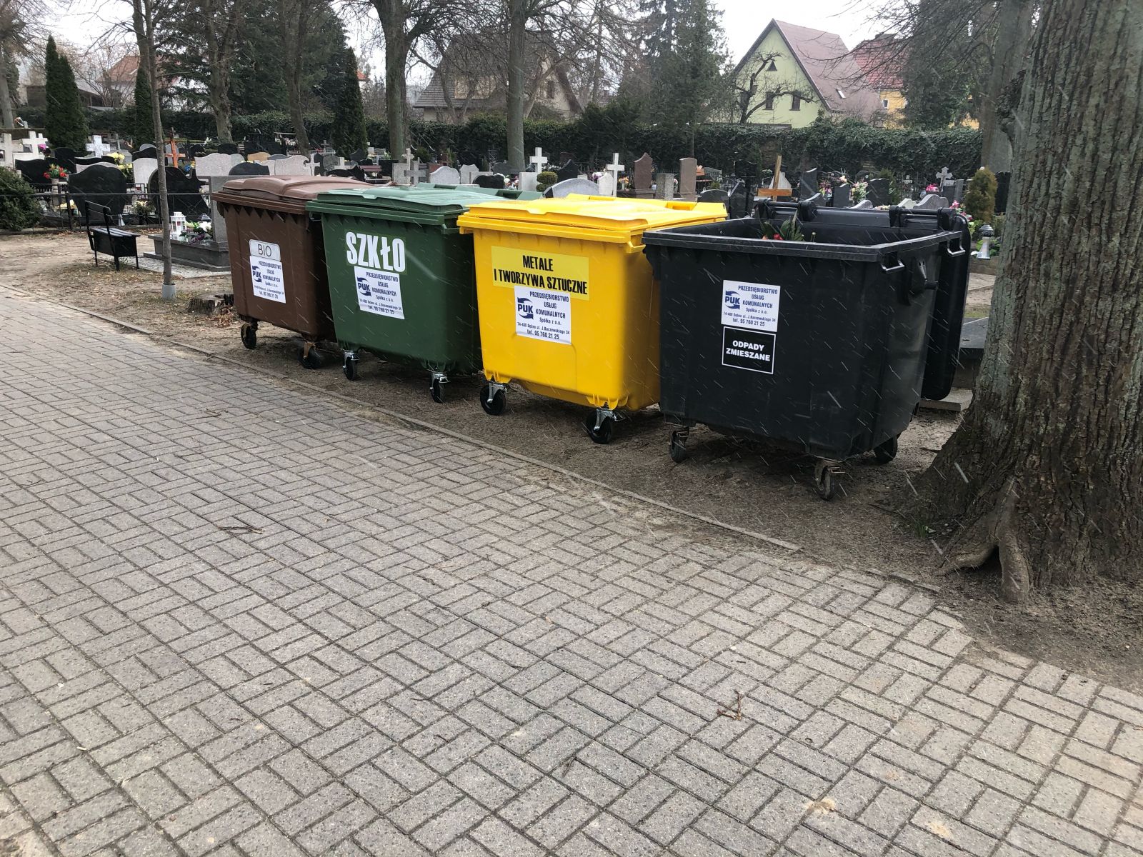 Segregacja odpadów na cmentarzu