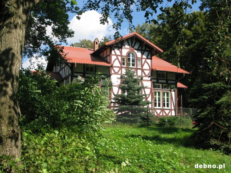 Zabytkowa leśniczówka nad jeziorem Duszatyń