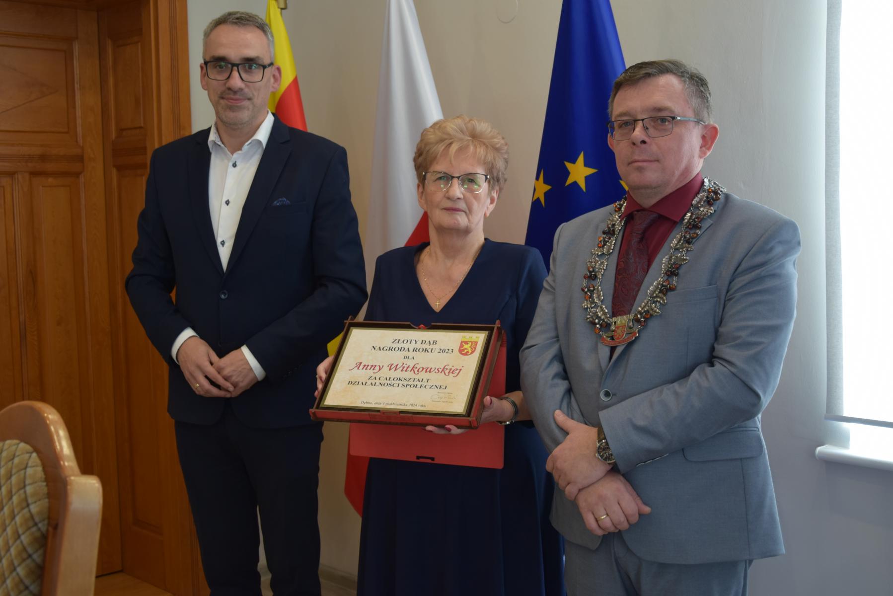 Od lewej, w sali stoją: Burmistrz Dębna, Anna Witkowska, Jacek Mazurowski